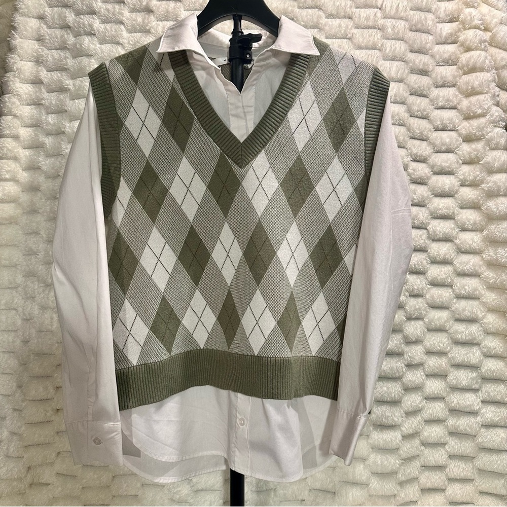 Women’s Max Studio Green Knit Vest with White Collar